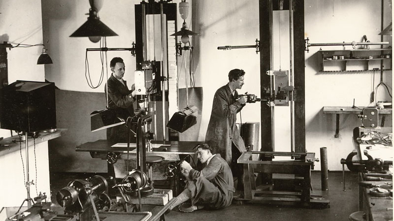 Herstellung von Tricktischen Foto von 1938 mit Firmengründer E.Schumann h.l.
