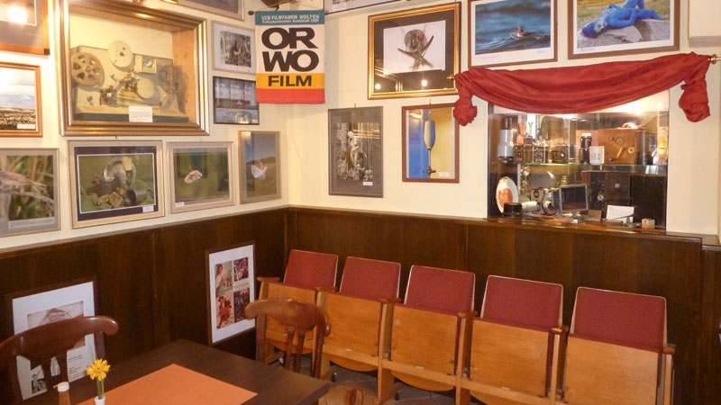Originale Stuhlreihe aus dem Olympia Kino in Dresden