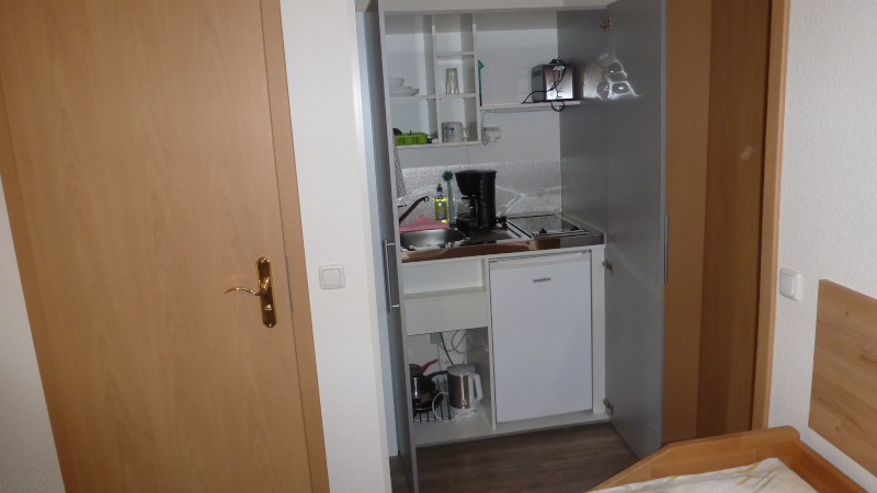 Übernachten in Dresden - Einzelzimmer Nr. 8 - Wohnraum mit Wohnküche | Pension "Zum Knipser" Dresden